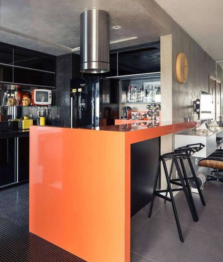 33. Cozinha planejada com bancada colorida e geladeira preta &ndash; Foto Casa de Valentina