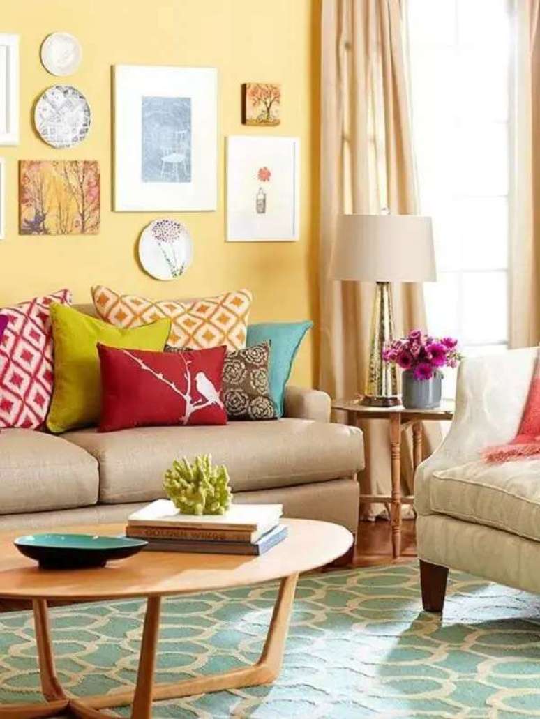 40. Os pratos decorativos tamb&eacute;m podem ser usados na sala de estar. Fonte: Lolaf&aacute;