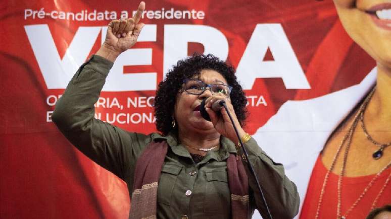 A foto mostra a candidata Vera Lúcia em discurso de campanha