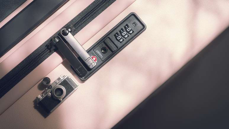 Algumas malas j&aacute; v&ecirc;m com cadeado TSA embutido.