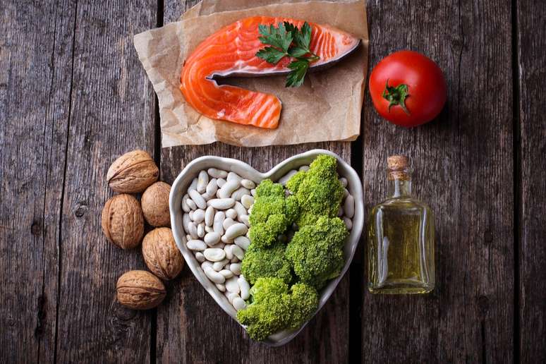A alimentação ocupa um papel importante na prevenção e na manutenção dos níveis adequados de colesterol no sangue (Imagem: shutterstock)