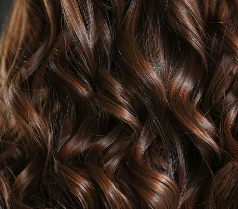 Mega hair cacheado: saiba preço, duração e mais!