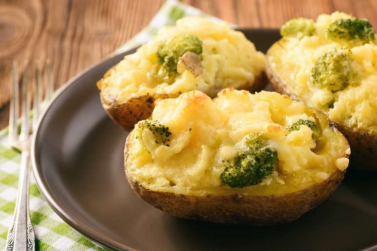 Batata recheada com brócolis (Imagem: Shutterstock)