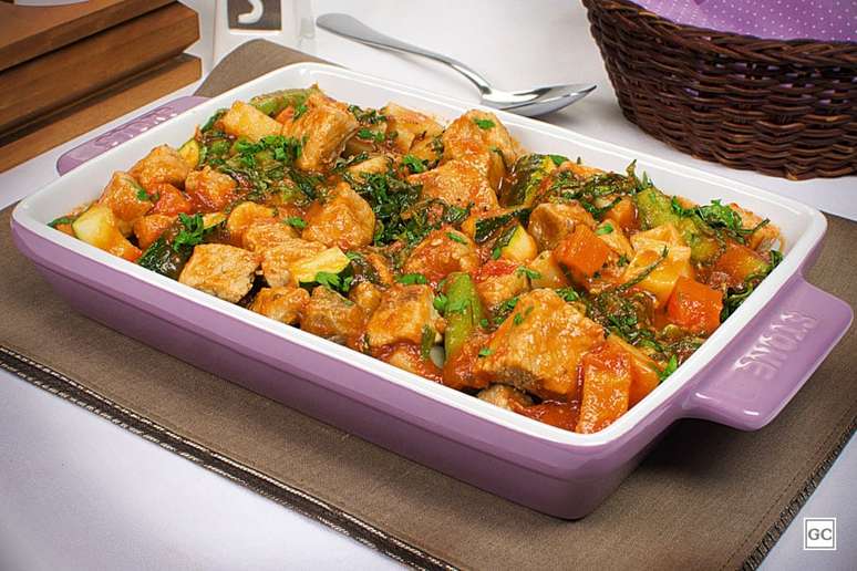 Carne de porco com couve e legumes | Foto: Guia da Cozinha