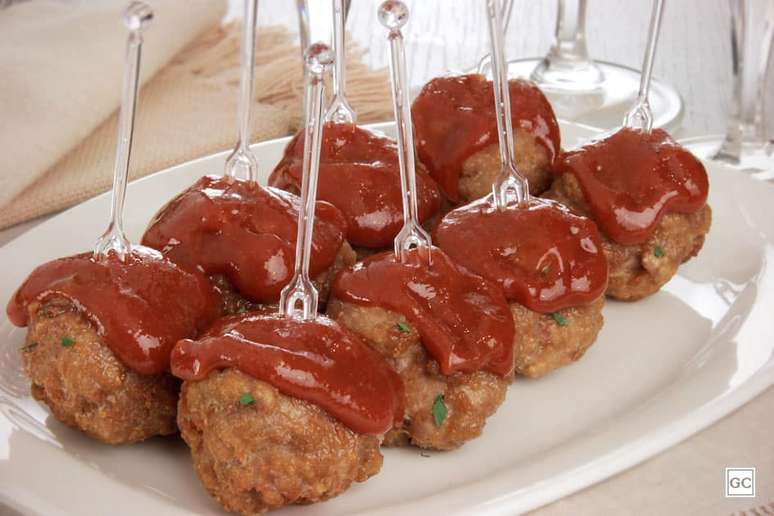 Alm&ocirc;ndega su&iacute;na com molho de goiabada | Foto: Guia da Cozinha