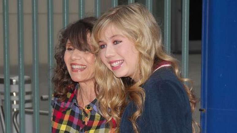 Jennette McCurdy diz que sua m&atilde;e, Debra, abusou 'fisicamente e emocionalmente' dela