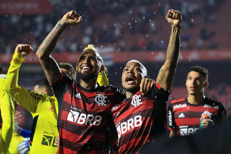 Jogadores do Flamengo comemoram vitória ao final da partida contra o São Paulo 