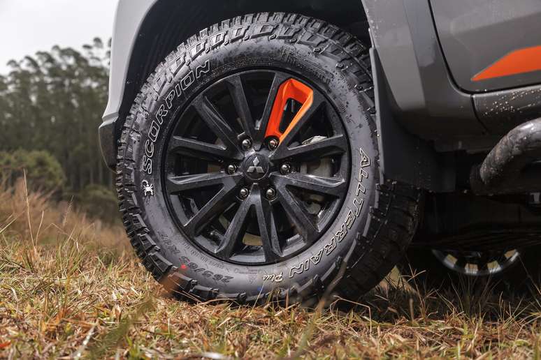 Mitsubishi L200 Triton Sport Sert&otilde;es