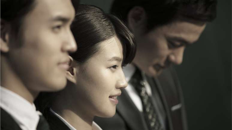 Mulheres sul-coreanas t&ecirc;m &oacute;tima educa&ccedil;&atilde;o, mas elas est&atilde;o longe de ter alcan&ccedil;ado igualdade de condi&ccedil;&otilde;es de trabalho em rela&ccedil;&atilde;o aos homens, explica Jean Mackenzie, da BBC