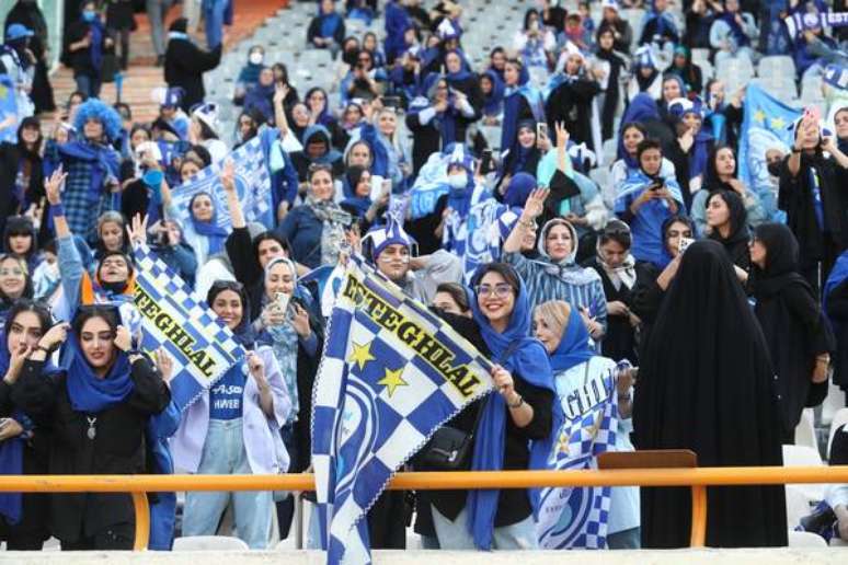 Torcedoras iranianas da equipe do Esteghlal