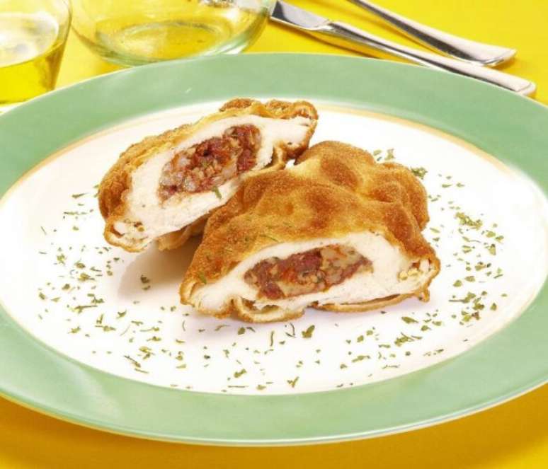 Frango frito recheado (Reprodu&ccedil;&atilde;o / Guia da Cozinha)