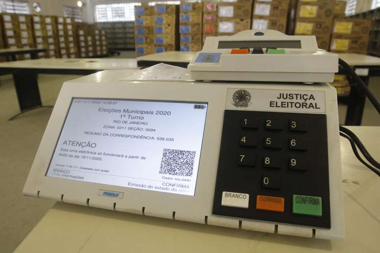 Urna eletrônica usada nas eleições brasileiras até 2020; novo modelo foi testado neste ano