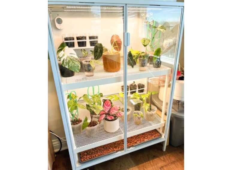 Armarinho da IKEA como pequena estufa