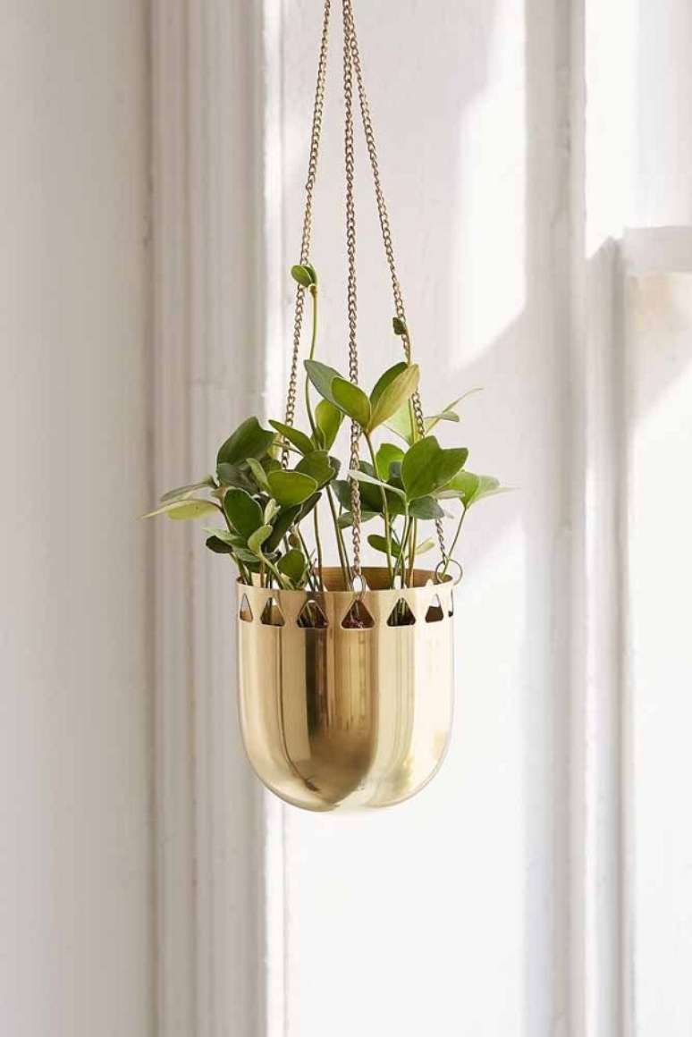 36. Cachepot para plantas na cor dourada – Foto Decor Facil