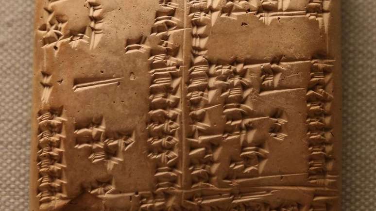 Tábua cuneiforme bilíngue, com palavras em idioma sumério e acadiano. Os escribas escreveram essas listas para garantir que as tábuas sumérias, mais antigas, pudessem ser sempre compreendidas
