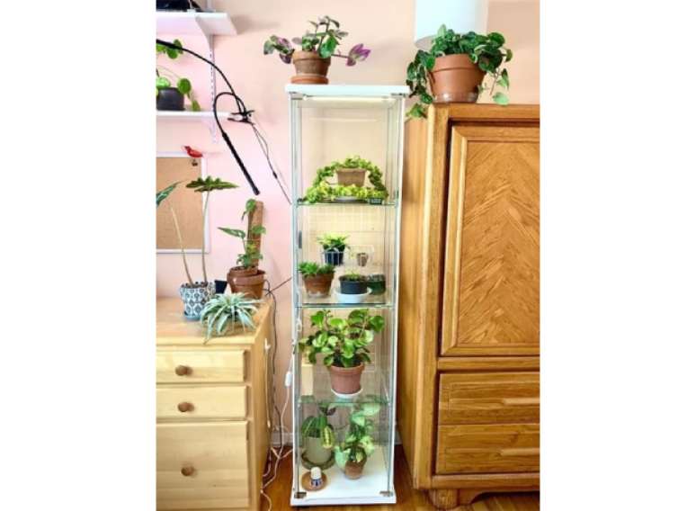 Arm&aacute;rio Detolf, da IKEA, como estufa