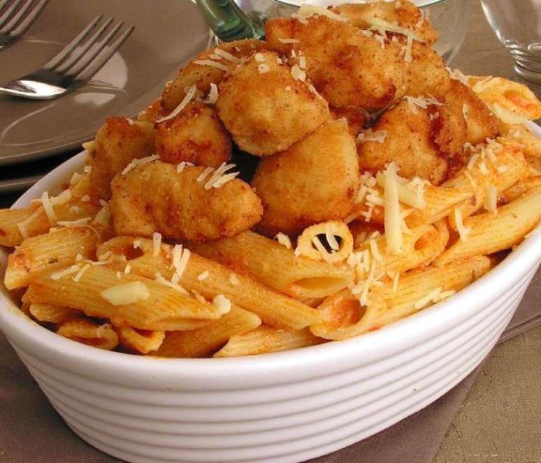 Penne com frango frito (Reprodu&ccedil;&atilde;o / Guia da Cozinha)