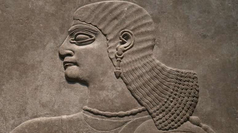 Relevo neo-assírio de um homem de Nimrud, no norte da Mesopotâmia (hoje, território iraquiano)