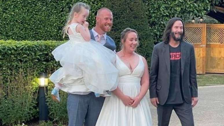 Keanu Reeves posa com noivos em casamento.