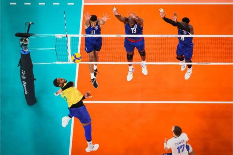 Leal foi o destaque do Brasil diante de Cuba na estreia do Campeonato Mundial (FIVB)