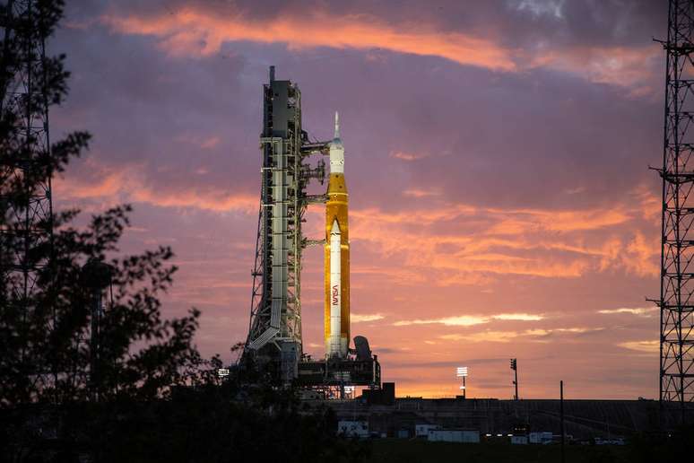 Foguete Space Launch System da Nasa, que levará missão Artemis I neste sábado (3)