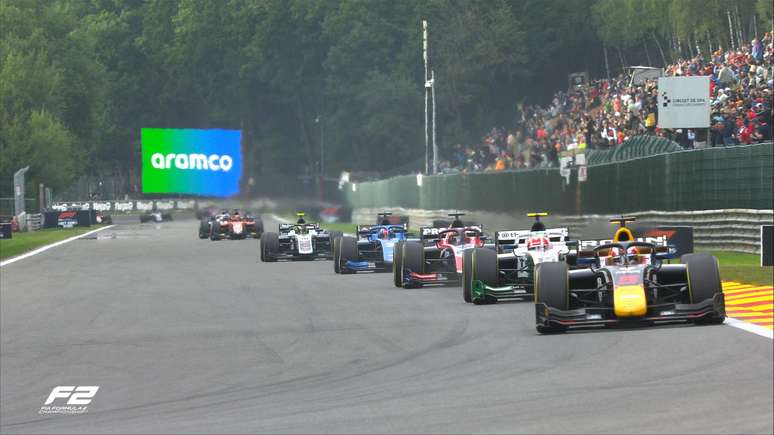 Lawson na frente do pelotão na corrida sprint na Bélgica 