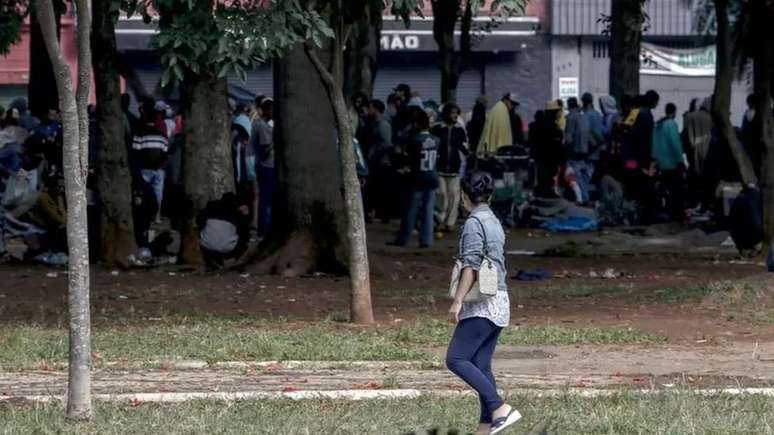 Usuários de drogas se reúnem para fumar crack na região conhecida como Cracolândia, em São Paulo