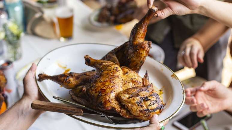 A cada 100 gramas de pele de frango que consumimos, 32 gramas são de gordura, diz especialista