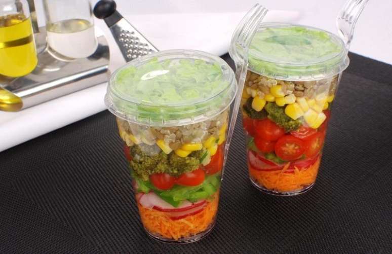 Salada funcional no copo | Foto: Guia da Cozinha