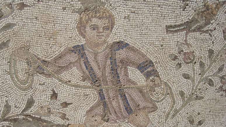 Mosaico romano, encontrado no que hoje é a Tunísia, retrata menino pegando aves com corda