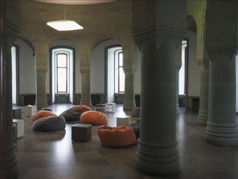 O Sal&atilde;o dos L&iacute;deres Supremos com pufes sobre o Sol Negro