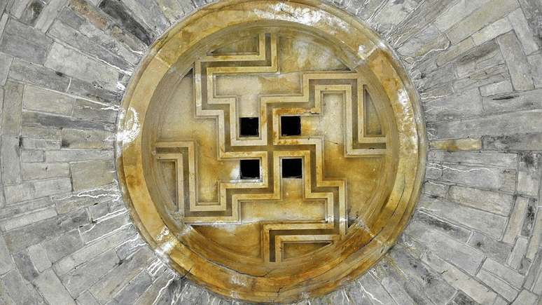 A su&aacute;stica no teto da cripta do Castelo de Wewelsburg