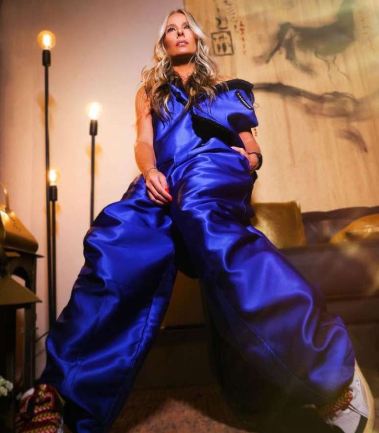 Roupa azul vibrante: aprenda como usar a cor nos seus looks