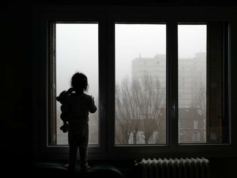 Crian&ccedil;a-olhando-para-janela