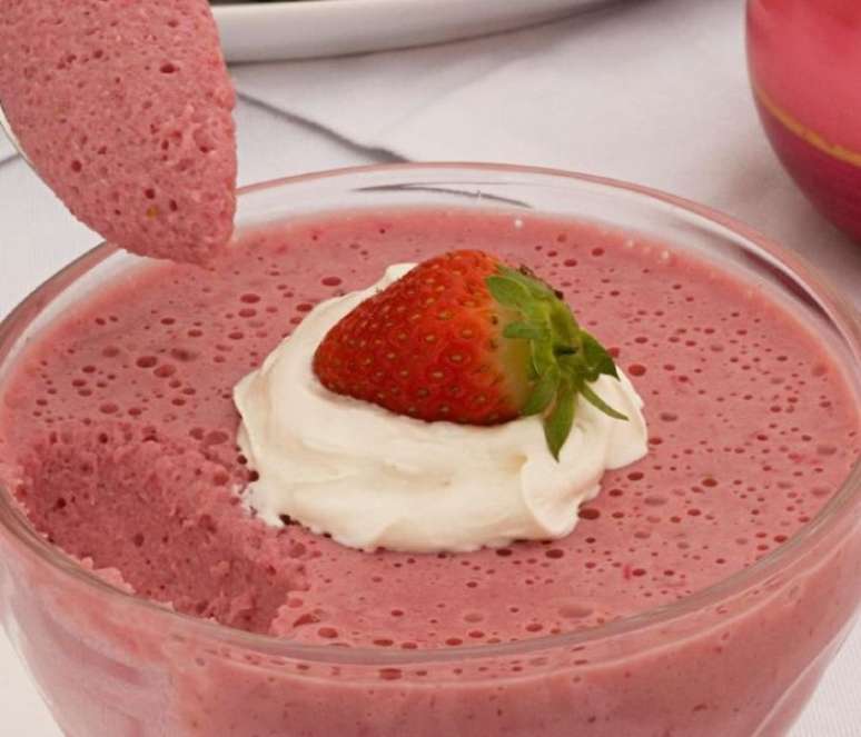 Mousse de morango com chantilly (Reprodu&ccedil;&atilde;o / Guia da Cozinha)