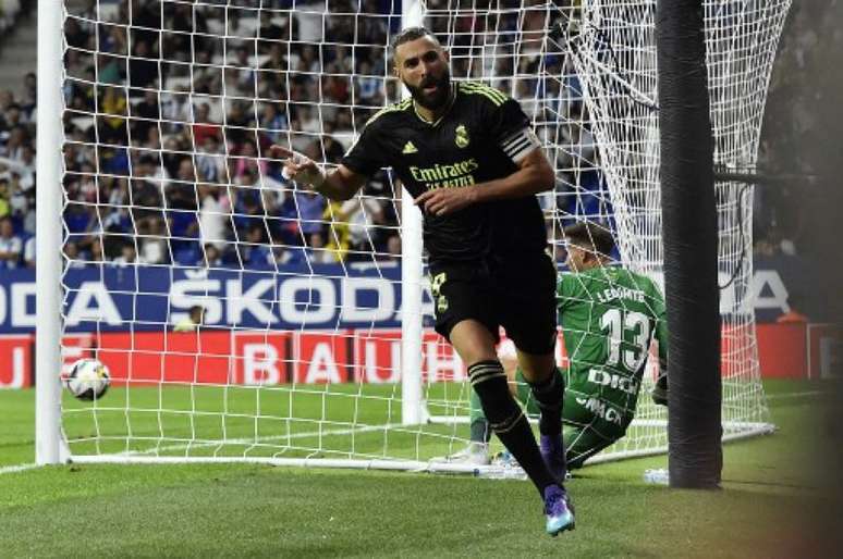 Benzema marcou aos 43 minutos do segundo tempo e garantiu mais uma vitória para o Real Madrid (Foto: Pau BARRENA / AFP)