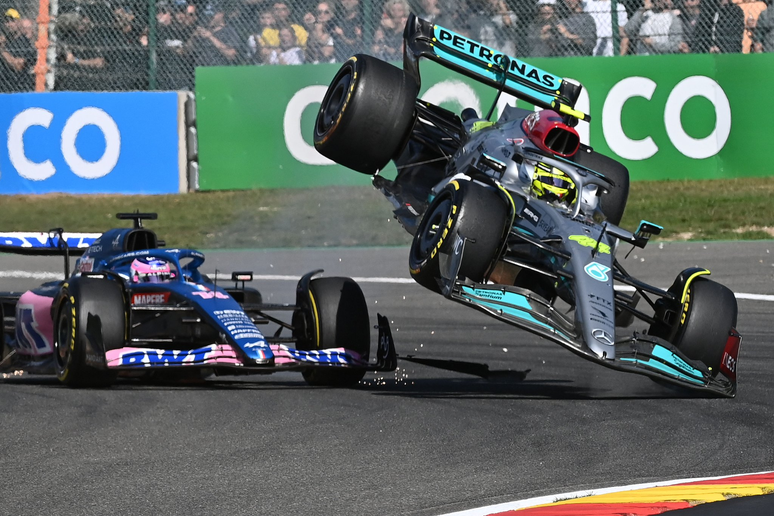 Alonso e Hamilton bateram ainda na primeira volta em Spa 