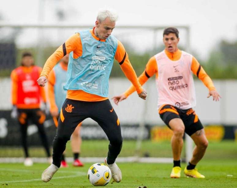 Guedes em ação no treino do Timão (Foto: Rodrigo Coca/Agência Corinthians)