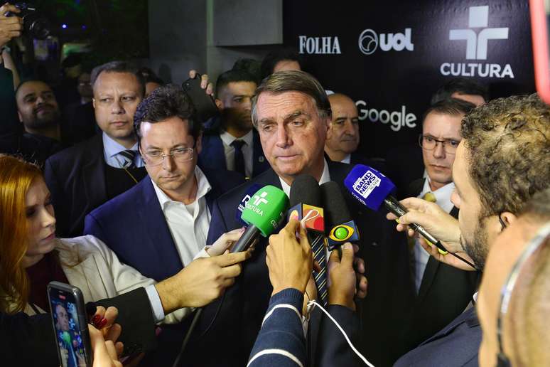 Bolsonaro ironiza Bonner ao chegar em debate da Band