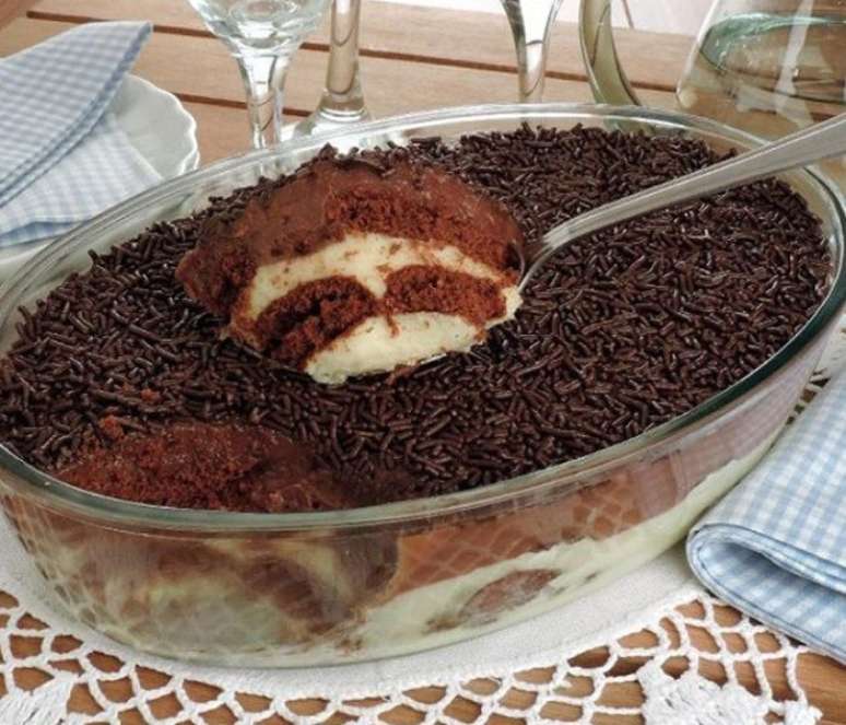 Pav&ecirc; de biscoito com brigadeiro (Reprodu&ccedil;&atilde;o / Guia da Cozinha)