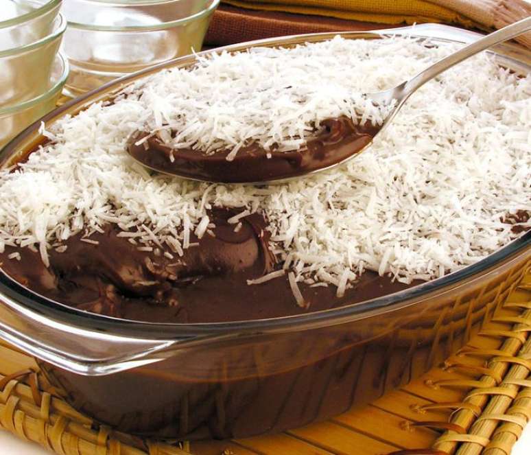 Brigadeiro prest&iacute;gio na travessa (Reprodu&ccedil;&atilde;o / Guia da Cozinha)