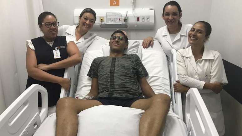 Vitor ao lado das enfermeiras do hospital, onde passou quatro meses internado