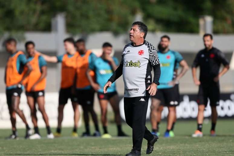 Emílio Faro tenta corrigir erros do sistema defensivo do Vasco para avançar (Daniel Ramalho/Vasco)