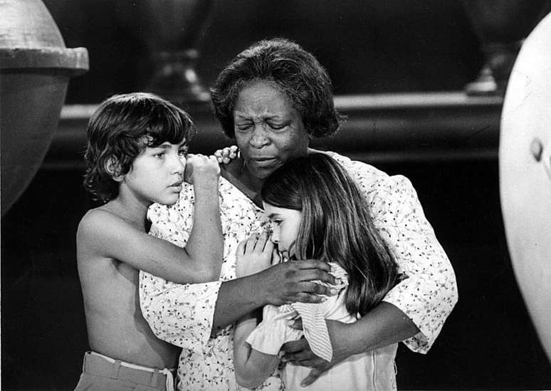 Jacyra Sampaio (Tia Nastácia) com os atores Marcelo Pratelli (Pedrinho) e Daniela Rodrigues (Narizinho) em cena de 'O Sítio do Pica-Pau Amarelo', em 1981.