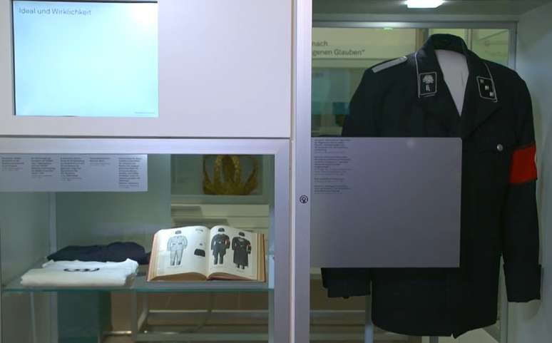 Uniforme nazista parcialmente coberto e com a su&aacute;stica apenas parcialmente vis&iacute;vel