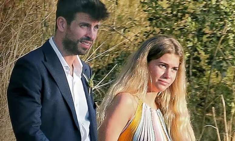 Clara e Piqué foram flagrados pela primeira vez de mãos dadas