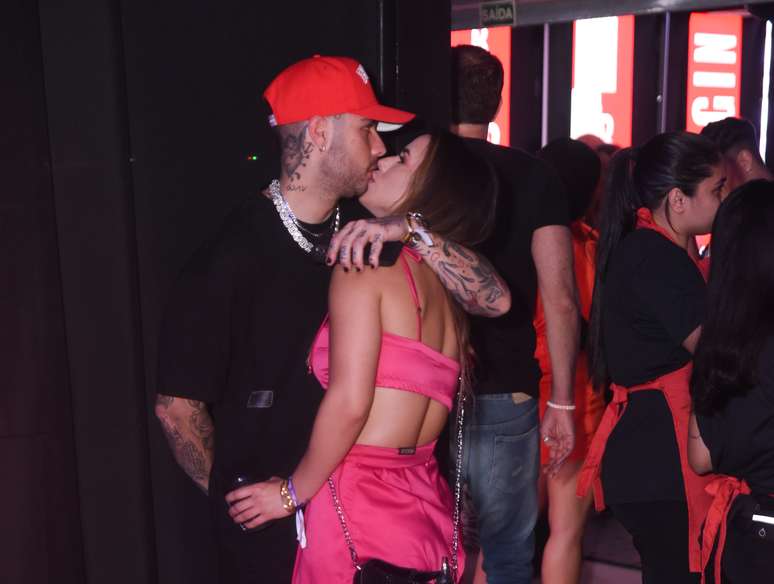Gui Araújo e Larissa Tomásia trocam beijos em festa