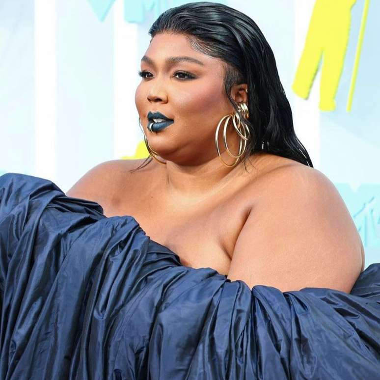 O batom preto marcou o visual de Lizzo (Reprodução/Instagram @mtv)