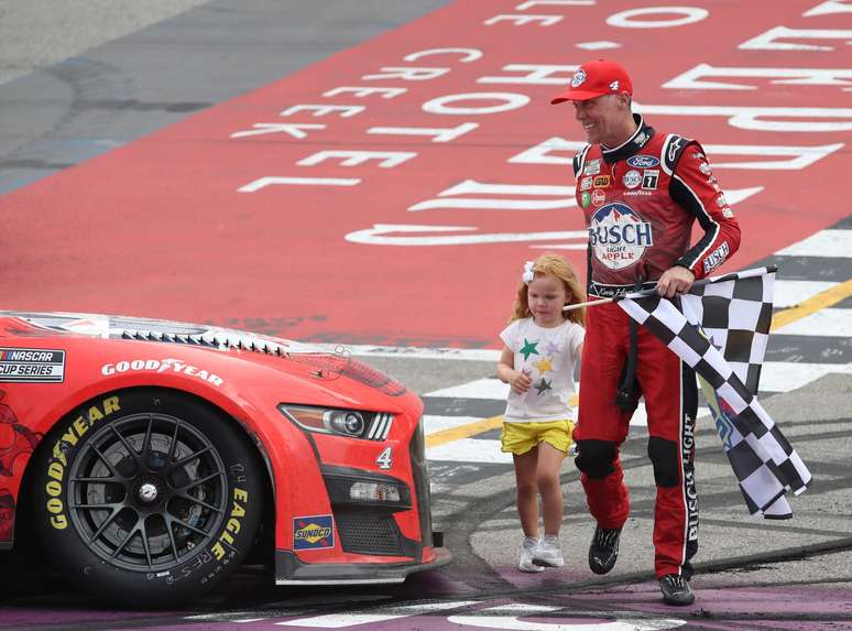 Kevin Harvick comemora vitória em Michigan 