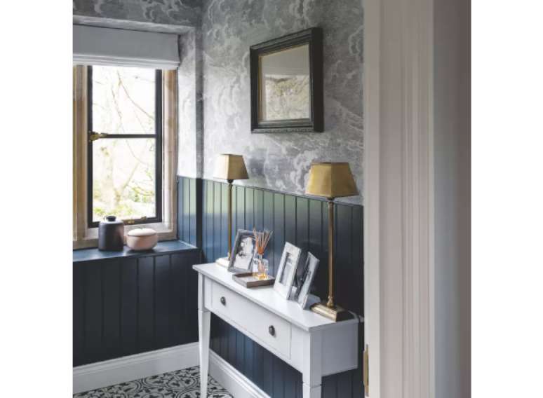 Combine papel de parede com painel de madeira